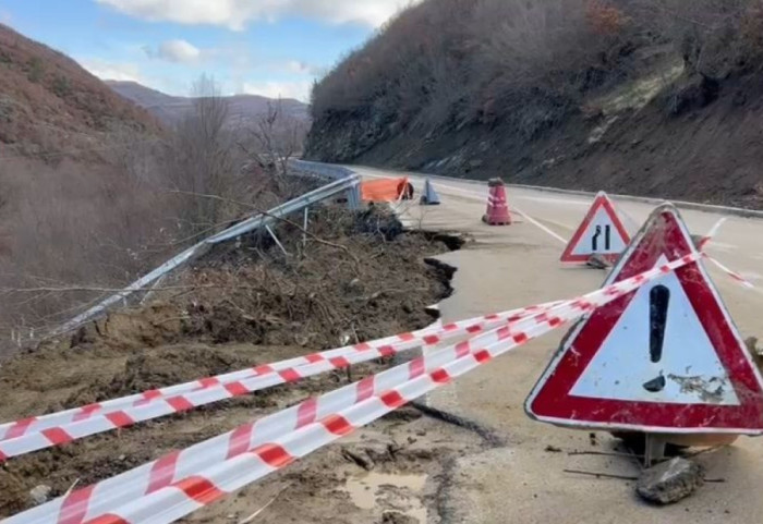 “Rrëshqitja e tokës nuk lidhet me marrjen e inerteve nga lumi Shkumbin”, situata në aksin Librazhd-Pogradec