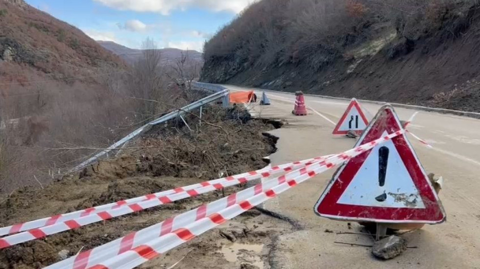 “Rrëshqitja e tokës nuk lidhet me marrjen e inerteve nga lumi Shkumbin”, situata në aksin Librazhd-Pogradec