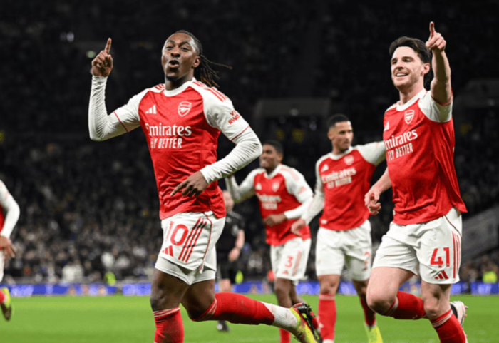 Arsenal i jep leksion futbolli Tottenham, Liverpool fiton në të 97-ën