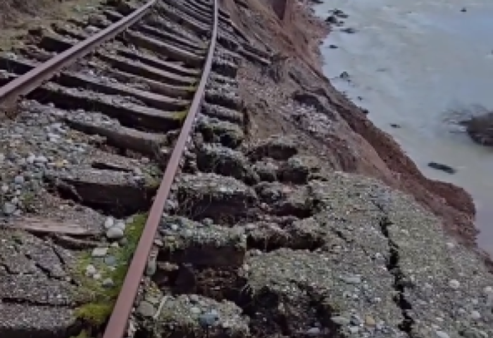 Pas rrugës, rrëshqitjet e dheut në Librazhd shkatërrojnë hekurudhën dhe një shtyllë të tensionit të lartë