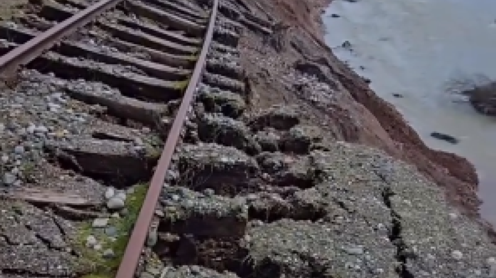 Pas rrugës, rrëshqitjet e dheut në Librazhd shkatërrojnë hekurudhën dhe një shtyllë të tensionit të lartë