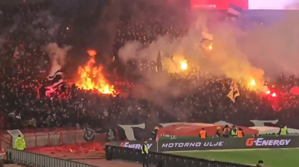 "Çmenduri" në derbin e Beogradit: Tifozët i vunë flakën stadiumit, ndeshja u ndërpre mbi 10 minuta