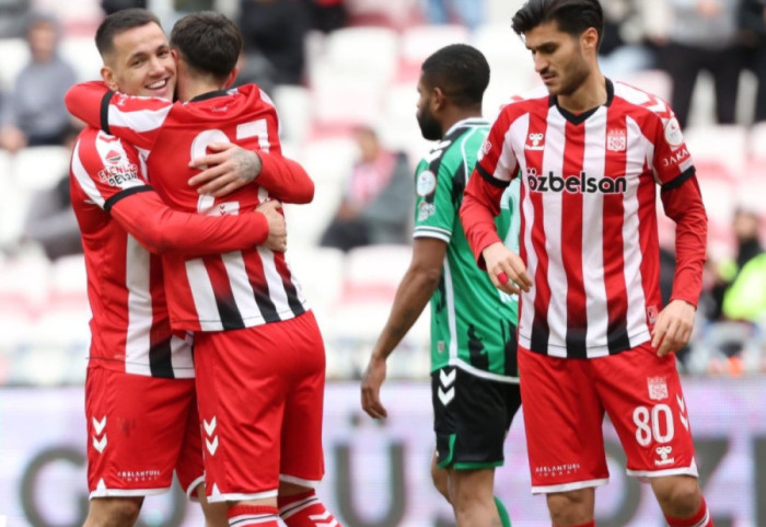 Gol dhe asist, Rey Manaj shkëlqen përkrah Ethemit te Sivasspor