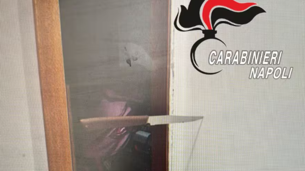 Burri shan arbitrin dhe VAR-in, gruaja i fut thikën pasi kujton se e ka me të