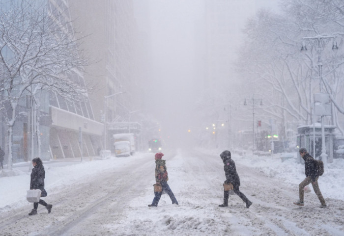 Stuhia paralizon SHBA, 600 mijë shtëpi pa energji dhe qindra fluturime të anuluara