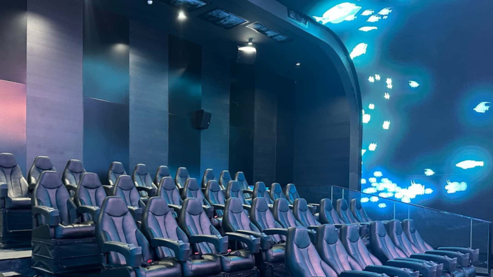 Kina prezanton kinemanë e parë nënujore në botë, por ka një kleçkë