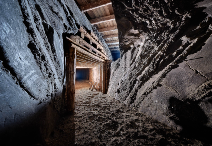 Brenda mbretërisë së kripës 327 metra nën tokë me 245 kilometra tunele