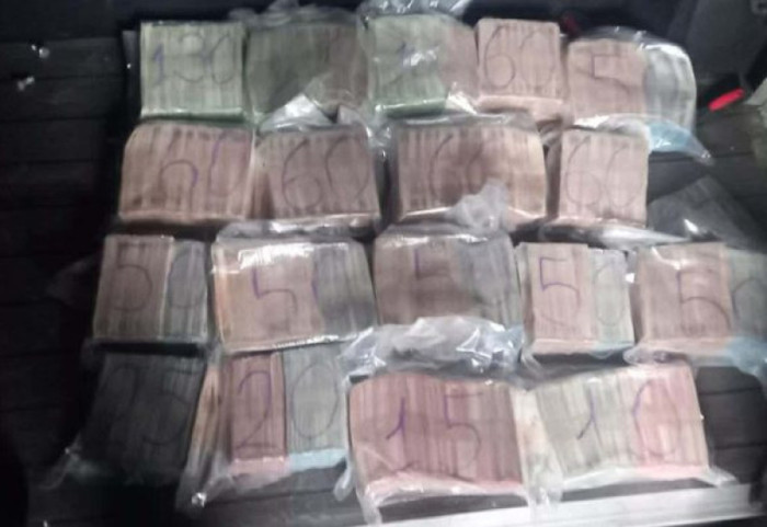 Gjenden 1 milion euro në një automjet që po hynte në Kosovë, nga kufiri me Serbinë