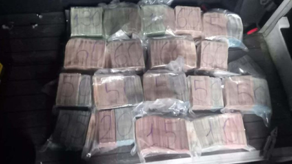 Gjenden 1 milion euro në një automjet që po hynte në Kosovë, nga kufiri me Serbinë