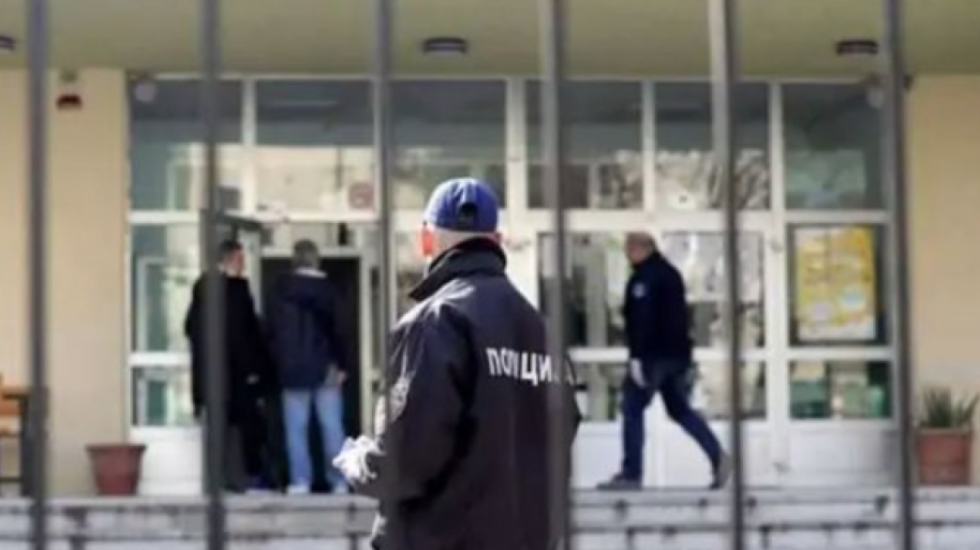 Sërish alarm për bombë në disa shkolla në Tetovë e Shkup, evakuohen nxënësit