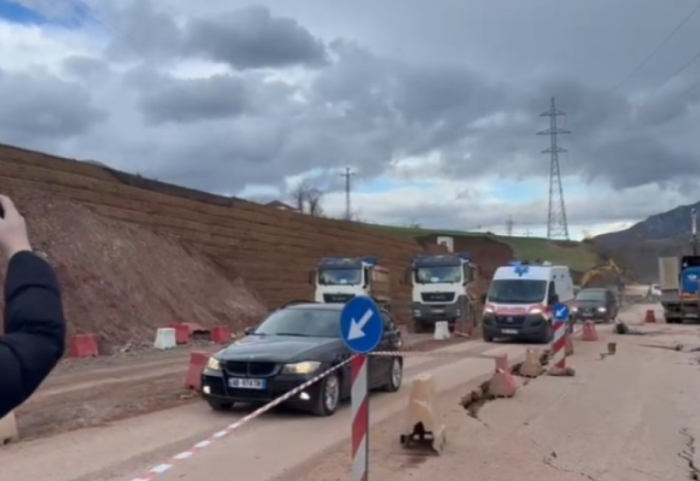 Dëmi ekonomik i bllokimit të "Librazhd- Pogradec", drejtori i Doganave: Kamionët kalojnë nga...