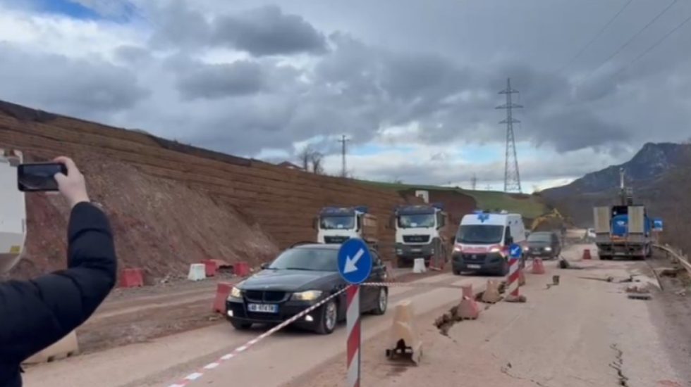 Dëmi ekonomik i bllokimit të "Librazhd- Pogradec", drejtori i Doganave: Kamionët kalojnë nga...