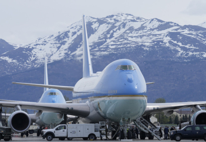 Avioni presidencial 'Air Force One' ndryshon fytyrë, Trump do 'ta veshë' me ar