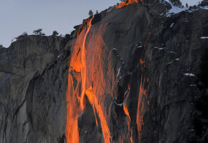 FOTO- Sfidojnë të ftohtin ekstrem për të parë "Ujëvarat e Zjarrit"