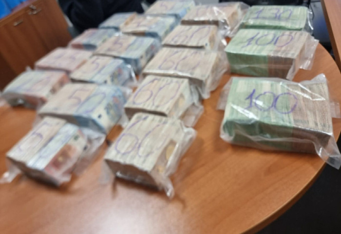 Një milionë euro të padeklaruara në Merdarë, kush është efektivi shqiptar i policisë