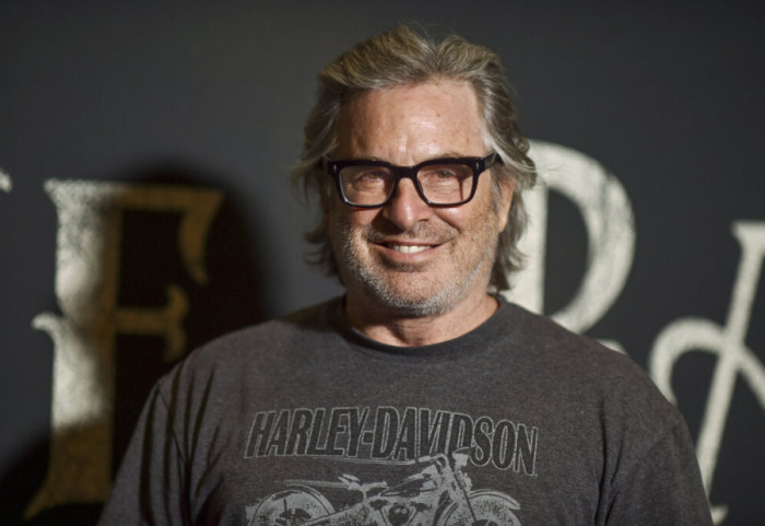 Ndahet nga jeta ylli i Lizze McGuire, Robert Carradine