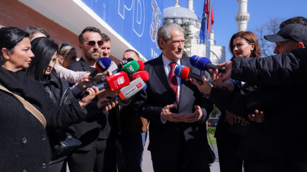 PS mbledh grupin për "Ballukun", Berisha: Nuk është parti, po organizatë kriminale