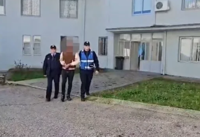 Tre automatikë, drogë dhe fara kanabisi, kapet “përsëritësi” në Përmet