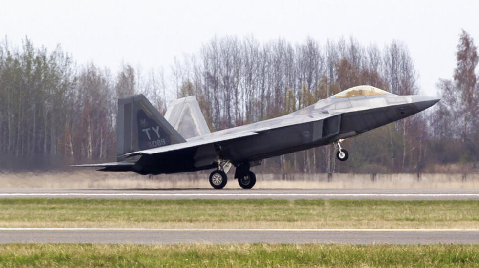 “Nëse mbjell erë, do korrësh stuhi”, Trump i përgjigjet Iranit, dërgon avionët F22 Raptor në Tel Aviv