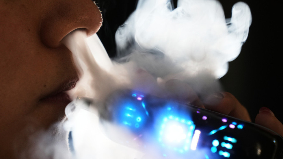 “Cigaret elektronike të dëmshme për jetën”, studimi i ri: Rrisin rrezikun për infeksione të rënda dhe sëmundje kronike