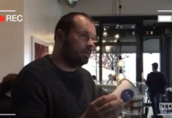 Nga legjendë e Leeds dhe Newcastle, tani jeton duke shërbyer kafe