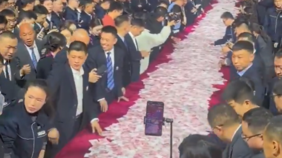 VIDEO/ Çmenduri! 26 milionë dollarë mbi tavolina: Merrni sa të mundni