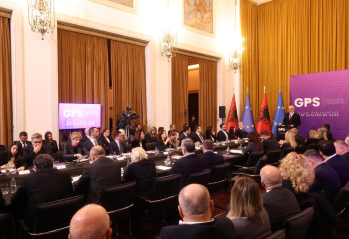 Përçarje në PS? Niko Peleshi: Ka diskutime, nuk jemi formacion ushtarak