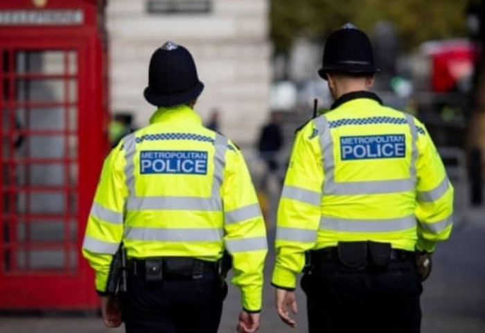 U shtir sikur punonte nga shtëpia duke përdorur një kornizë fotografie, 'kapet mat' policja