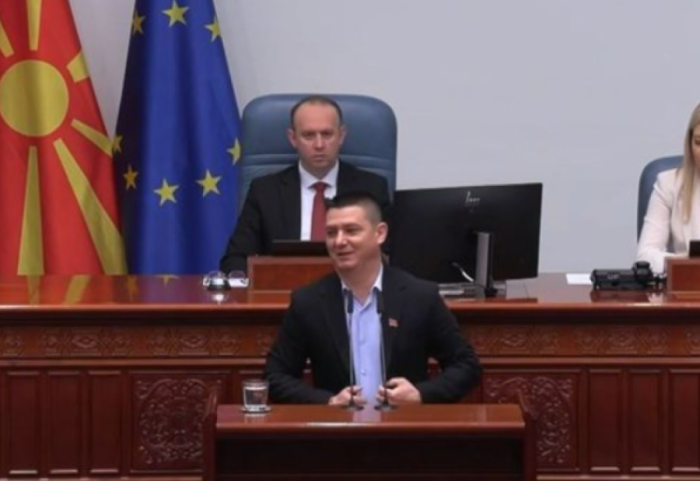 “Këtë flamur ma ka dhënë Edi Rama”, deputeti shqiptar përplaset me kryeministri maqedonas