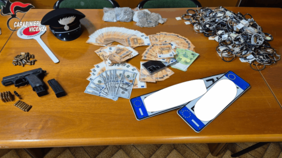 Shqiptarët e dyshuar për një seri vjedhjesh, kapen me mijëra euro dhe armë