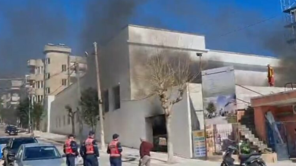 Përfshihet nga flakët godina e muzeut nënujor në Sarandë