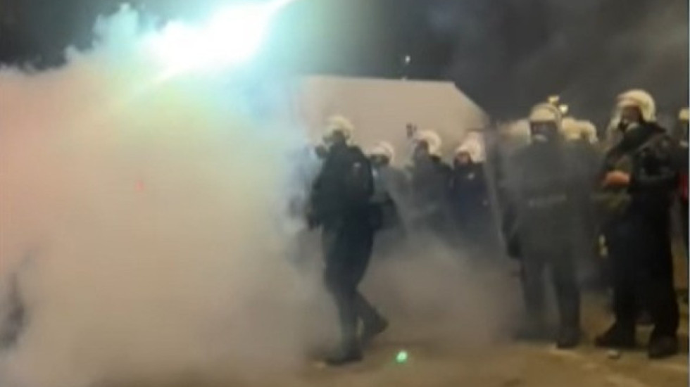 "Pritë" protestuesve pranë Drejtorisë së Policisë, përleshje fizike dhe gaz lotsjellës