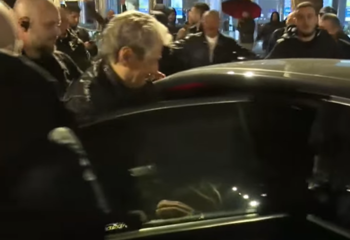 Policia “dush” Berishës, ujë me presion ndaj kreut të demokratëve