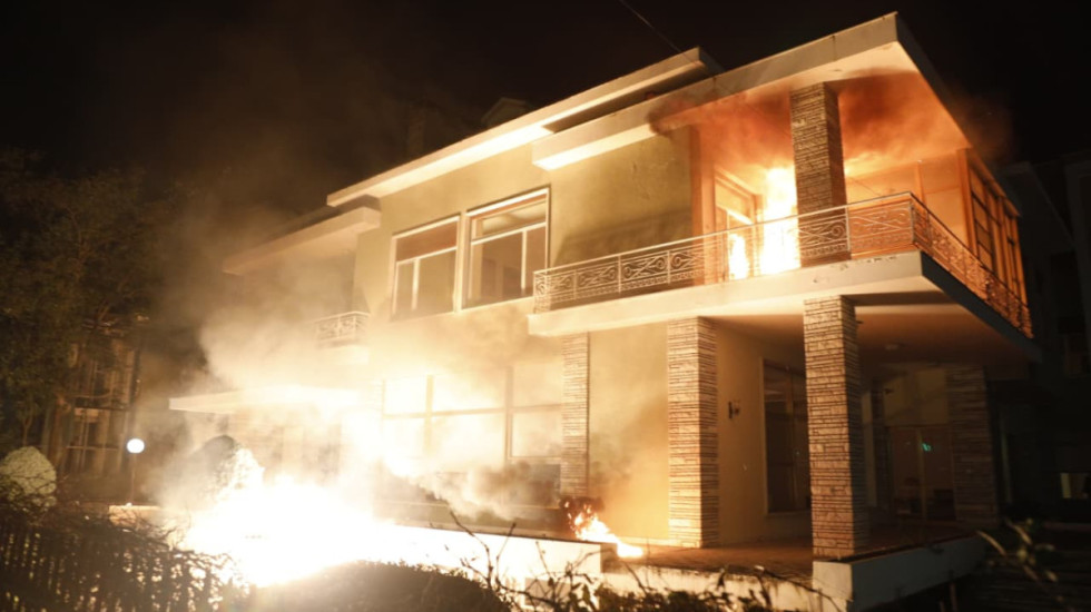 Mbi 3 orë marshim-protestë, 'bombardohet' vila e Enver Hoxhës, policia "dush" Berishës