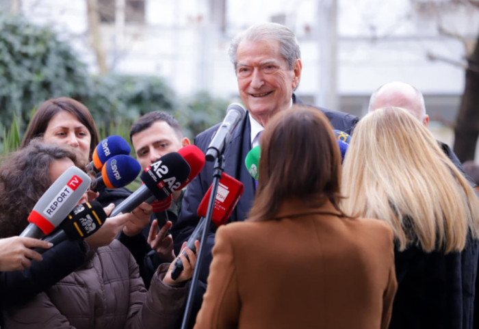 Të huajt në ish vilën e Enverit, Berisha: Nuk e dija që ishin brenda