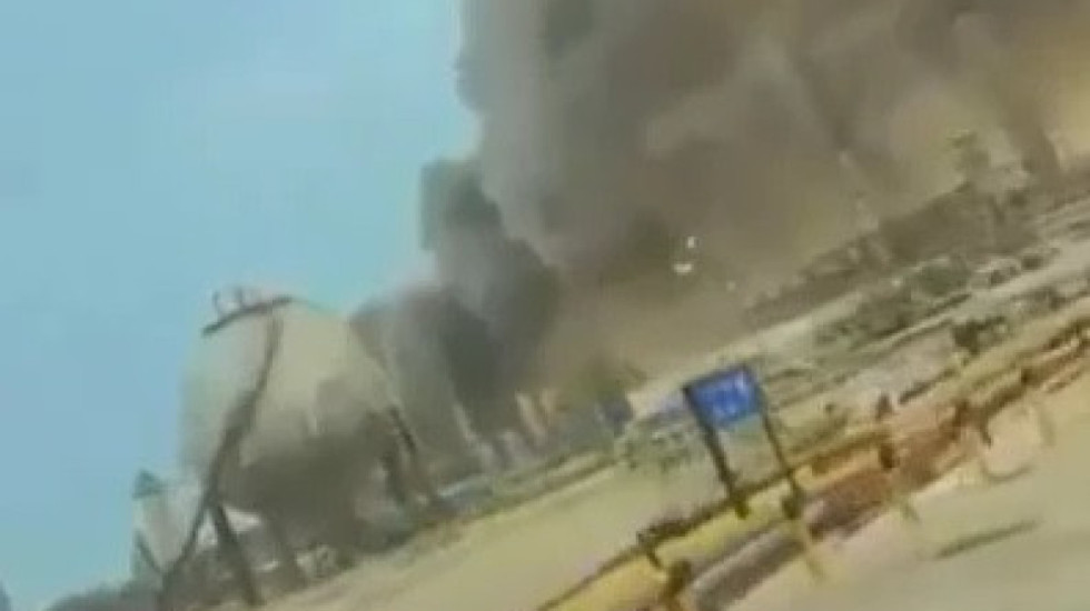 Kapen dy dronë afër rafinerisë së naftës, Arabia Saudite: Zjarri në kontroll