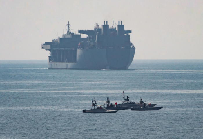 Irani vendos tarifa ndaj anijeve në Hormuz, Trump: Të ndalen tani