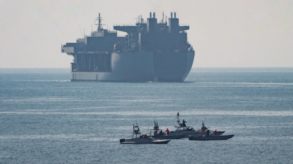 Irani vendos tarifa ndaj anijeve në Hormuz, Trump: Të ndalen tani