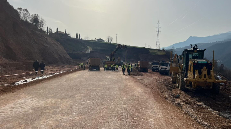 Juglindja del nga izolimi 11 ditor, hapet rruga provizore në Librazhd