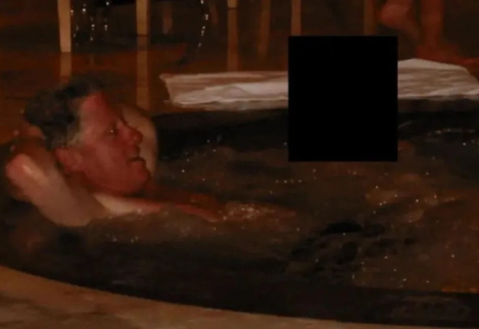 Fotot në vaskë, ish presidenti Clinton: S'e dija që po fotografohesha. Çfarë ka biseduar me Trump?