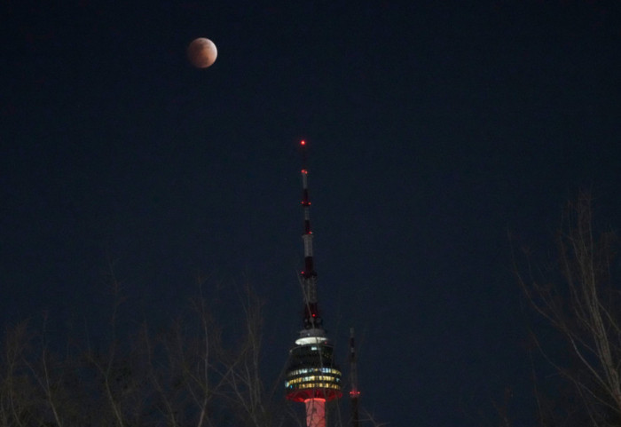 FOTO LAJM- "Hëna e përgjakur" jep spektakël në qiell