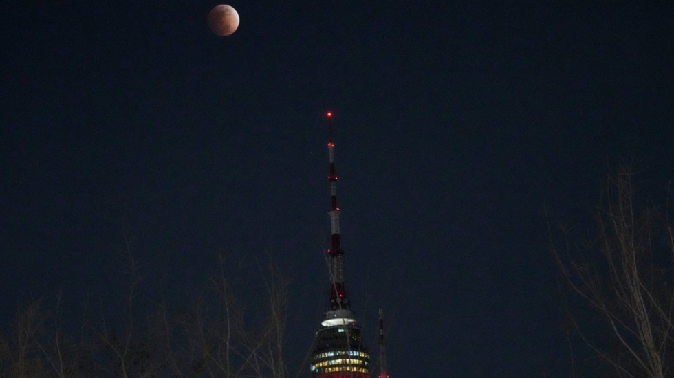 FOTO LAJM- "Hëna e përgjakur" jep spektakël në qiell