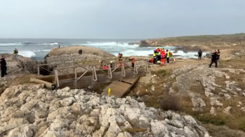 Shembet ura e drurit në Spanjë, turistët bien në shkëmbinj, 5 viktima