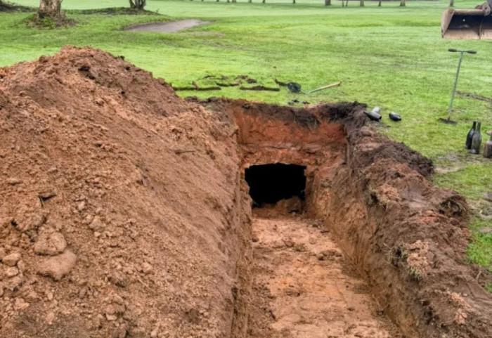 Gropa në fushën e golfit zbulon qilarin 200-vjeçar të verërave