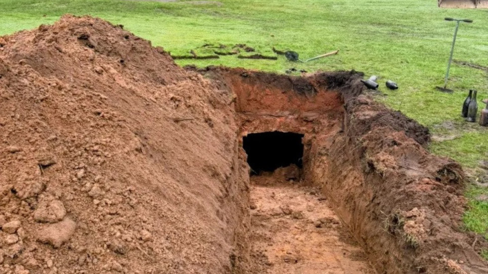 Gropa në fushën e golfit zbulon qilarin 200-vjeçar të verërave