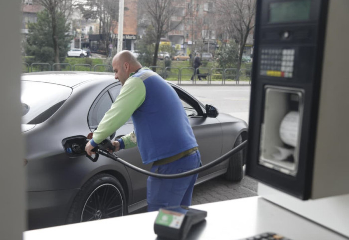 Nga 220 në 175 lekë/litër, PD i propozon Kuvendit plan për uljen e çmimit të naftës