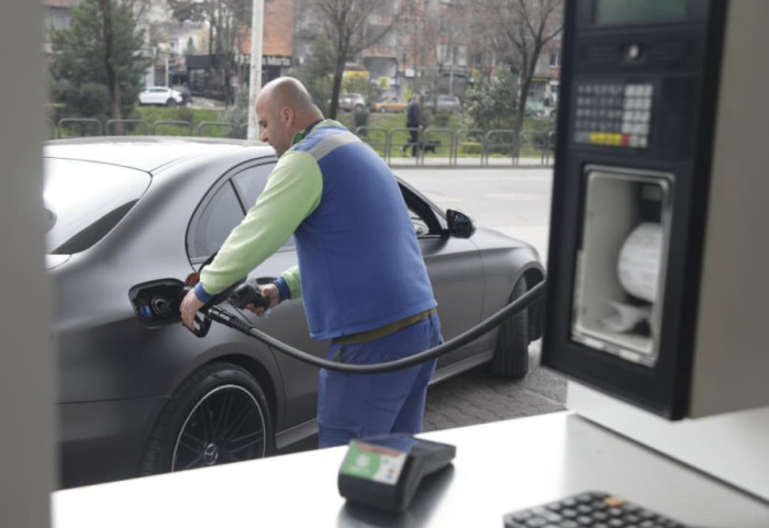 Në botë bie me 18%, në Shqipëri çmimi i naftës ulet me vetëm 4 lekë