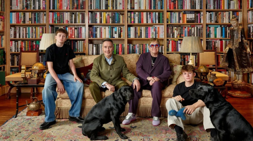Foto familjare e Elton John vendoset në Galerinë Kombëtare të Portreteve