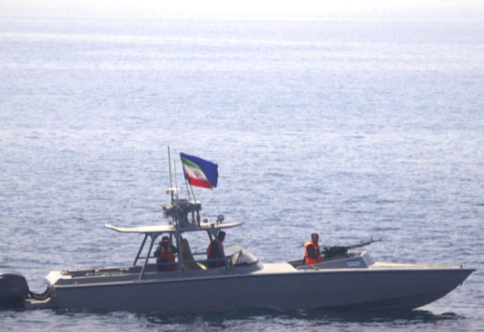 Irani ‘vë traun’ në Hormuz, miratohet nga Parlamenti taksa për anijet në ngushticë