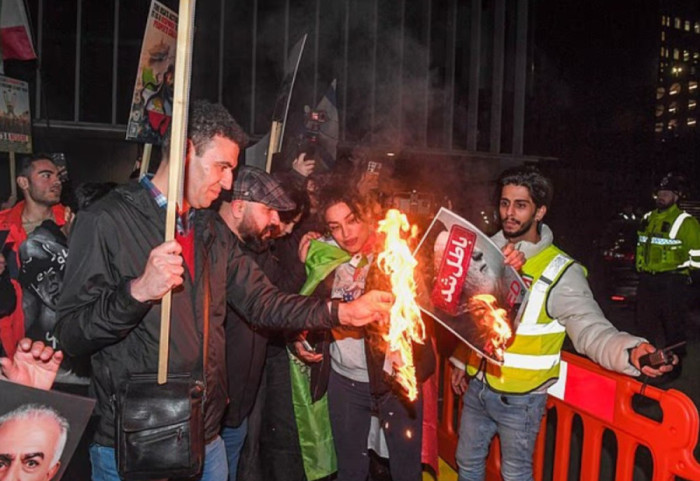 Lufta e Iranit zhvendoset në Britani, përleshje mes mbështetësve dhe kundërshtarëve të Khameneit